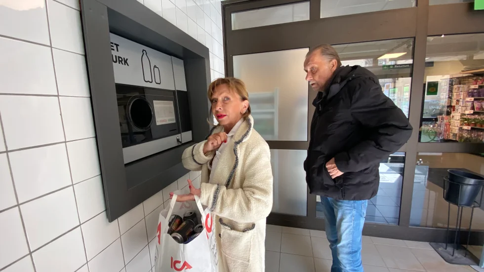 "Man tänker på det. Man slänger inte", säger Gnestabon Bogoslava Lind, en av många som ger kommunen en ständig ledartröja i Sörmland när det gäller att lämna in pet-flaskor och burkar.