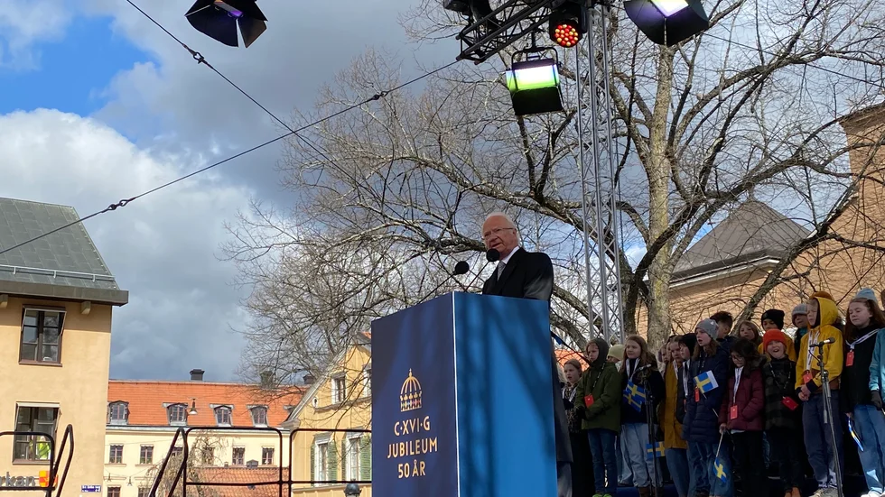 Kungen håller tal vid St. Eriks Torg i Uppsala under torsdagen.