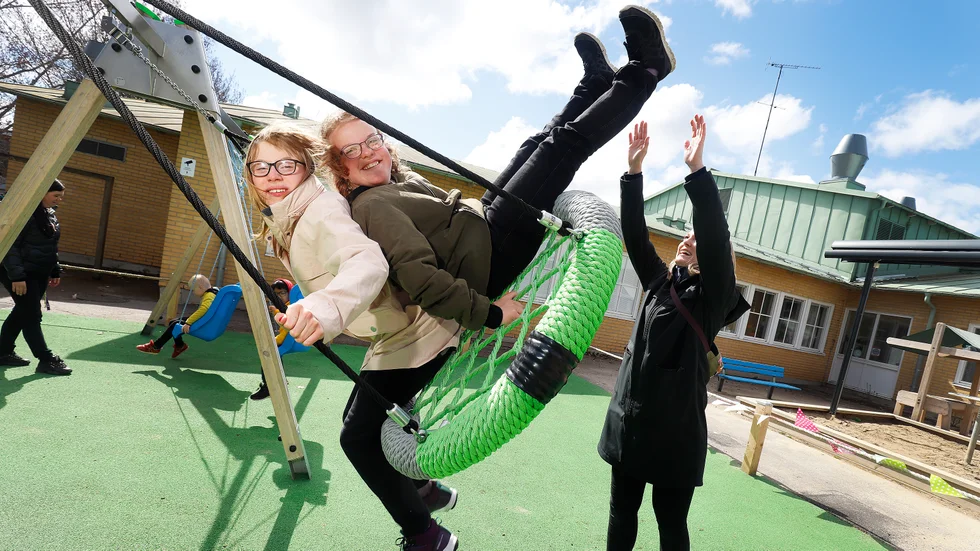 Natacha Kenttä och Alice Jansson är två av de 22 eleverna på träningsskolan som nu kan njuta av de specialanpassade lekredskapen.