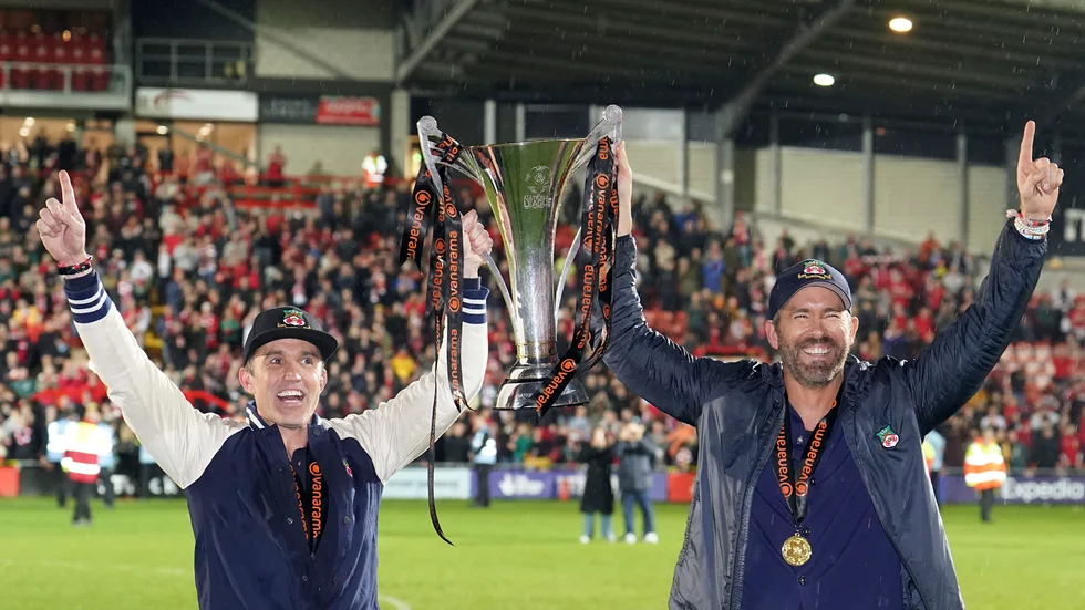 Rob McElhenney (t.v.) och Ryan Reynolds (t.h.) firar Wrexhams serieseger. Arkivbild.