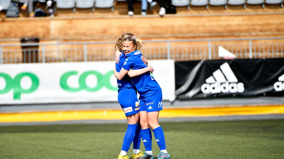 Lova Andersson, till höger, leder hela seriens skytteliga och har dessutom slagit sitt personliga målrekord. Nu väntar Själevad i matchen där Sunnanå SK vid seger säkrar uppflyttning.