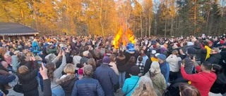 Hundratals samlades på Åsen för majbrasan