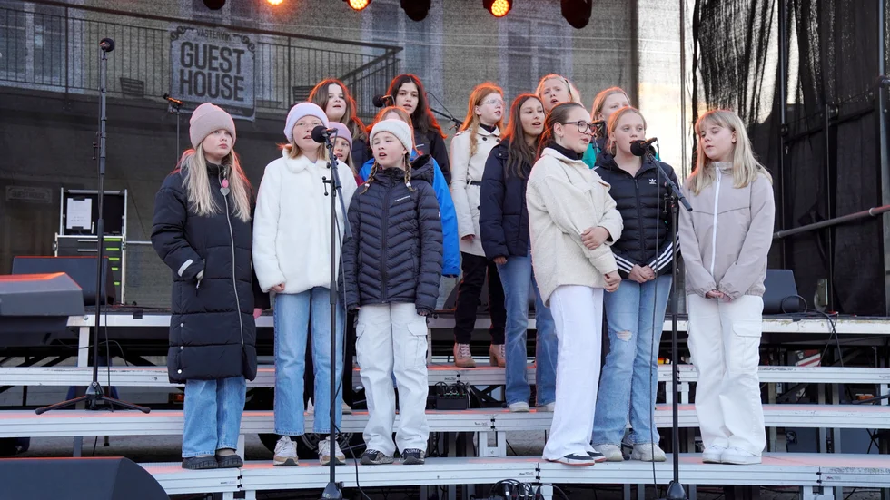 Kulturskolans sånggrupp Arioso bjöd på skönsång.