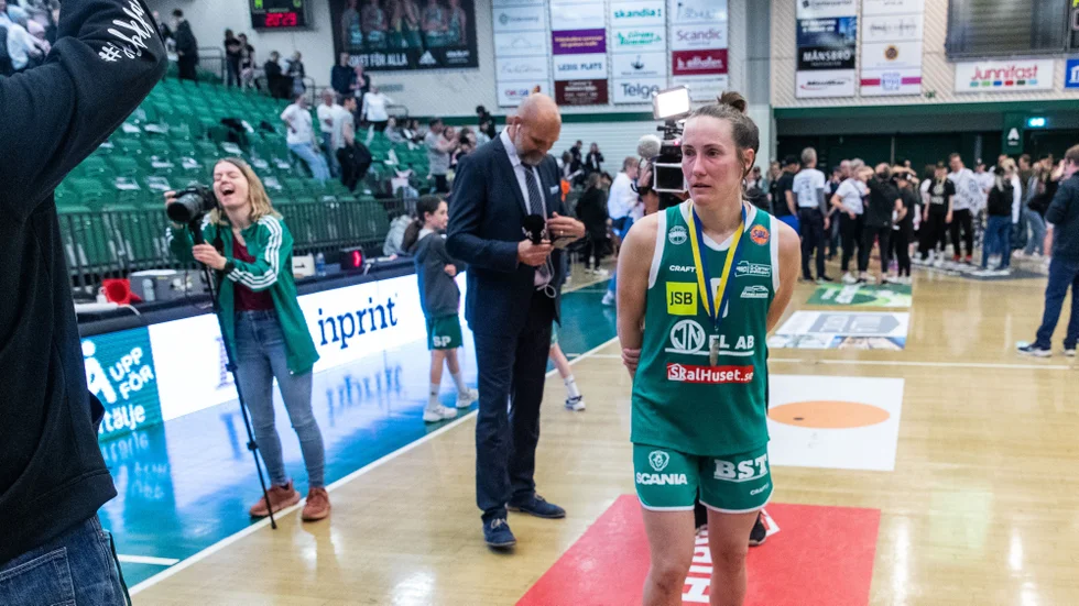 Elin Eldebrink deppar efter finalförlusten mot Luleå Basket.
