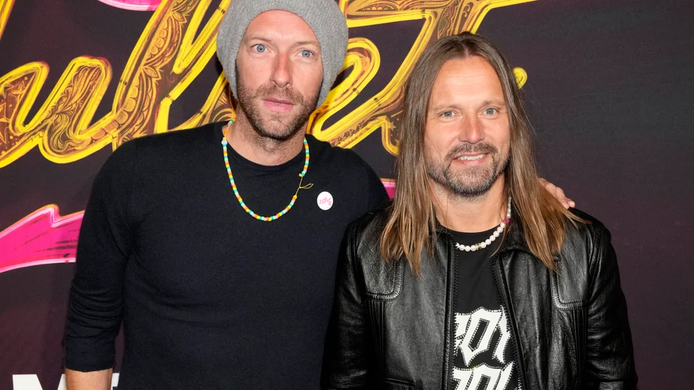 Max Martin, till höger, tillsammans med Coldplay-sångaren Chris Martin vid premiären av "&|Juliet" på Broadway i New York i höstas. Arkivbild.
