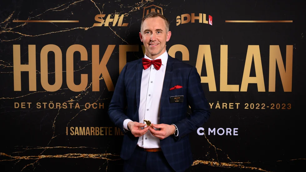 Linus Öhlund med priset Guldpipan under tisdagens hockeygala i Göteborg.