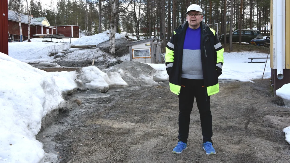Ari Mikkola på den delen av gräsmattan som täcks av borrkax. "Det är extra tråkigt för jag hade äntligen efter tre års slit fått till en fin gräsmatta" säger han.
