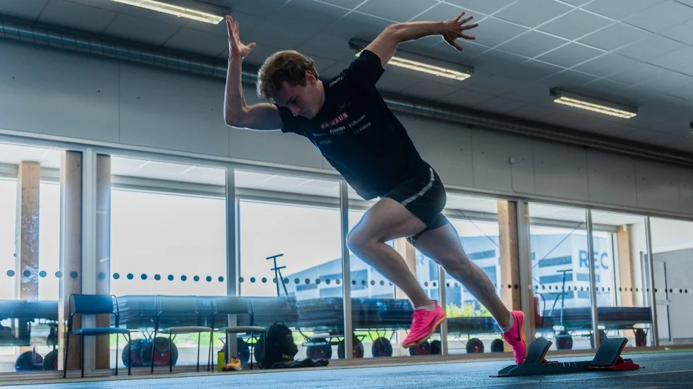 Simon Plesse, som hittills är snabbast i Sverige under säsongen, övar starter under ett träningspass i IFU Arena.
