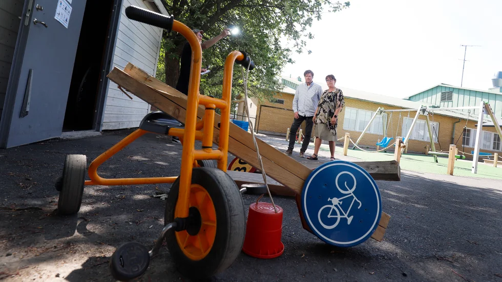Den nya skolgården på Ärsta träningsskola har utsatts för vandalisering vid upprepade tillfällen sedan invigningen i slutet av april berättar speciallärarna Håkan Hårdstedt och Carina Westerlund.