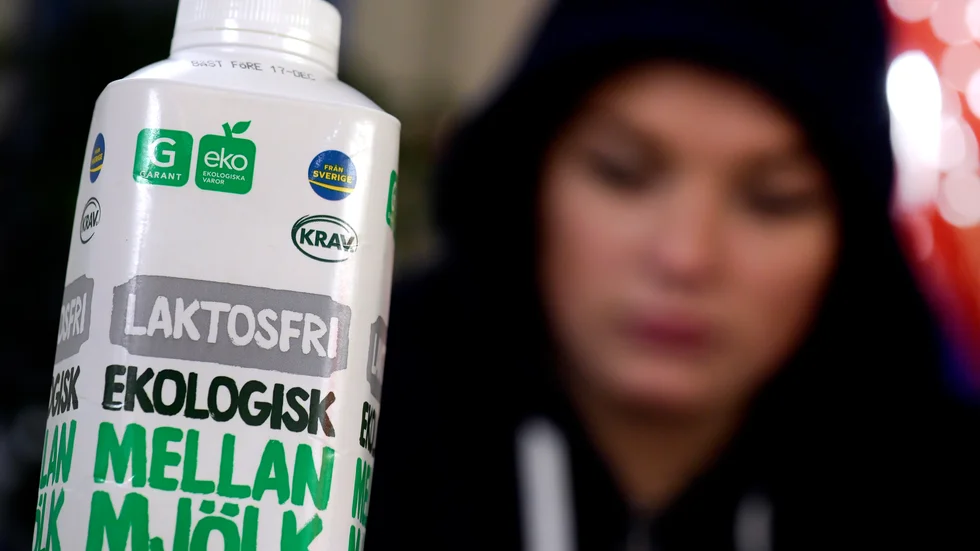 Laktosfria produker är dyrare än andra och specialkost kräver mer personal. Nu vill det politiska styret införa obligatoriskt läkarintyg för att elever ska få specialkost.
