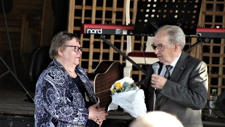 Bertil Pääjärvi överlämnar en bukett blommor till ordförande Berith Drugge.