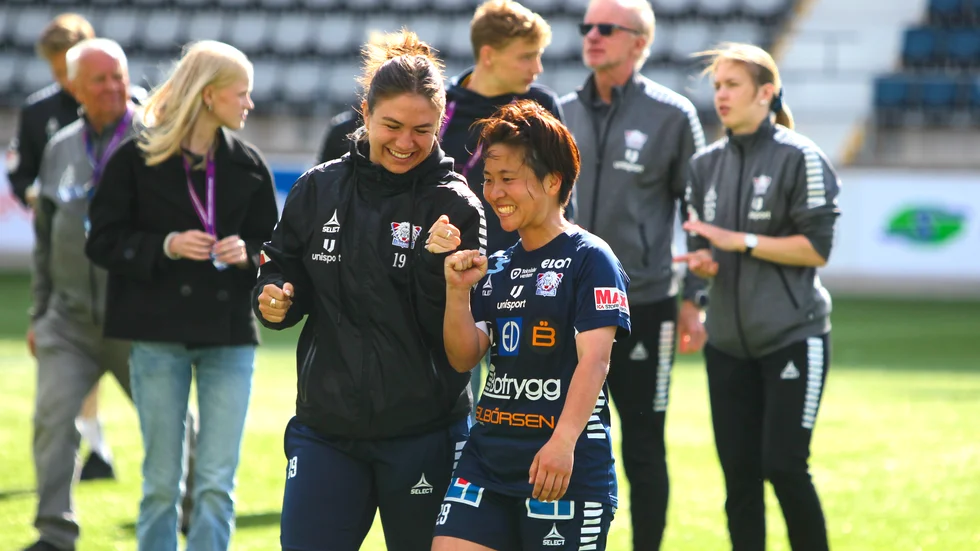 Yuka Momiki knyter näven tillsammans med Delaney Baie Pridham efter den krampaktiga 2-1-segern mot IFK Kalmar under söndagseftermiddagen. Momiki gjorde LFC:s bägge mål och var förstås matchavgörande.