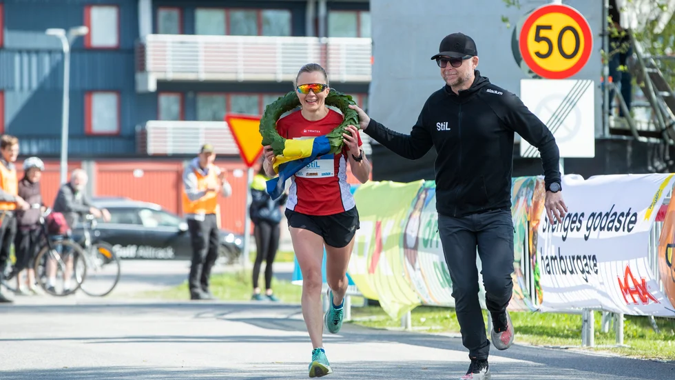 Anna Lindgren på väg in mot mållinjen.