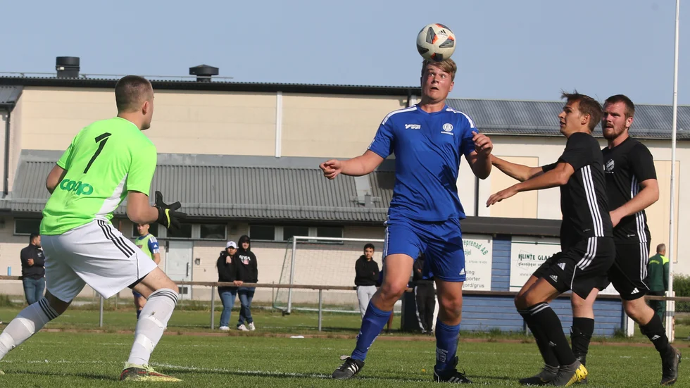 Vilmer Niklasson med full koll på bollen. 18-åringen gjorde viktiga 2-0 och 3-0 i 5-0 segern mot Stenkyrka.