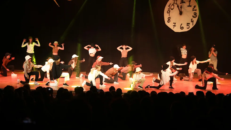 I dansskolans version innehåller denna klassiska saga även element av hiphop.