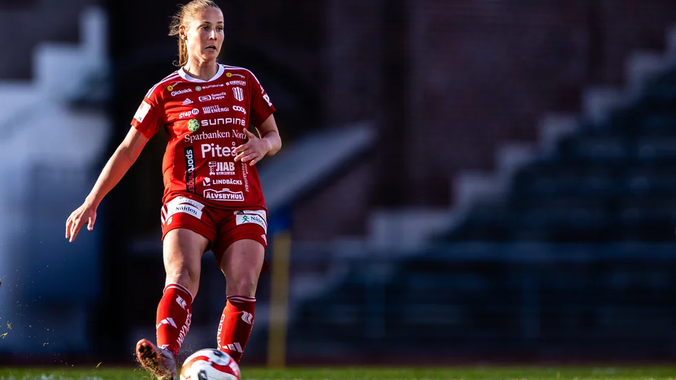 26-åriga Olivia Holm har fått en flygande start på sin sejour i Piteå IF och inför fredagens möte med tabelltvåan BK Häcken ligger Pif på första plats i damallsvenskan.