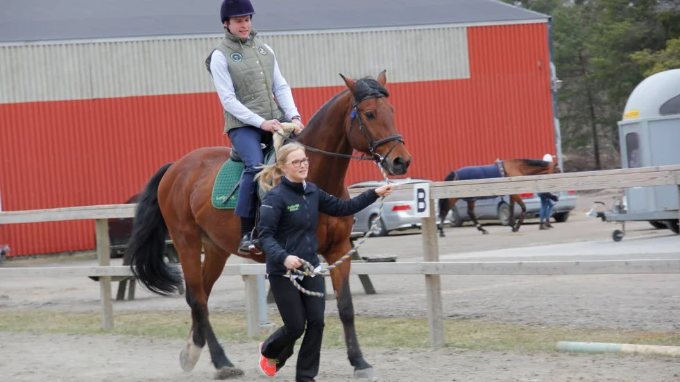 Idrotts och hälsominister Gabriel Wikström på skumpig färd på hästen Pyret  ledd av Agnes Widenfalk, Lurbo Ridklubb.