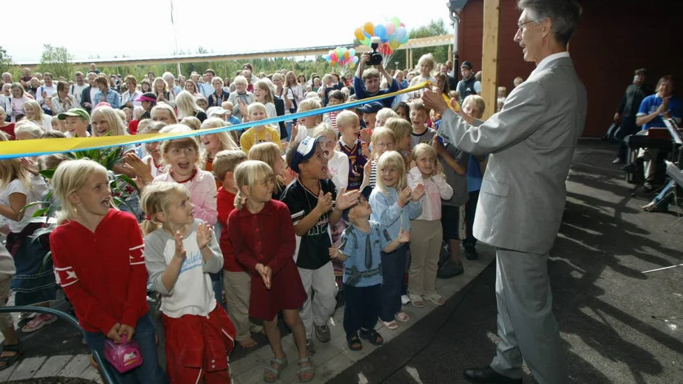 Så här såg det ut när Alsike skola invigdes av Terry Carlbom 2004. Sedan dess har två till skolor byggts i Alsike och nu är en fjärde på gång.