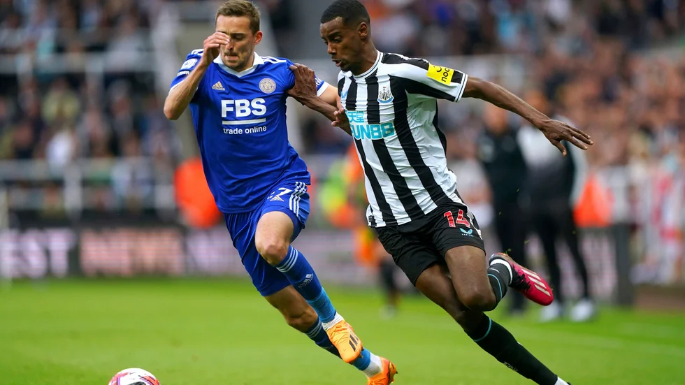 Leicesters Timothy Castagne, till vänster, och Newcastles Alexander Isak i duell.