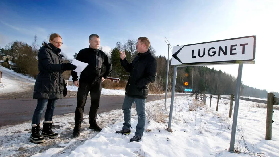 Farlig väg för barnen. Erik Ekström, mitten, från Nåntuna-Lugnets samfällighetsförening är kritisk. Föreningen kommer att skicka en skrivelse till UL med krav på bra bussförbindelser. Diskuterar frågan med Pernilla och Magnus Pierre.