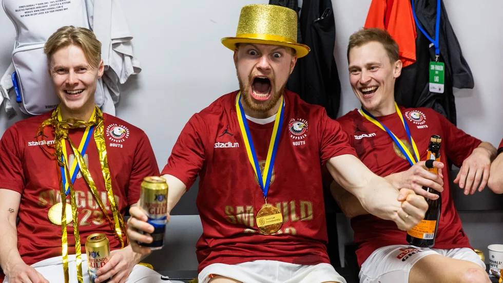 Jubel i Storvretas omklädningsrum efter SM-guldet.