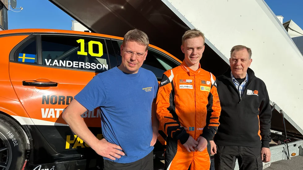 Tre generationer Andersson ger sig ut på Europamästerskapen i TCR. Första tävlingen är i Portugal. Mattias, 50 år, har tävlat varje år sedan han var 10 år. Han har 22 säsonger på raken inom STCC bakom sig och lämnar nu över till sonen Viktor, 20 år. Hasse, 78 år, har varit med under hela Mattias karriär som mekaniker och fortsätter nu i Viktors team.