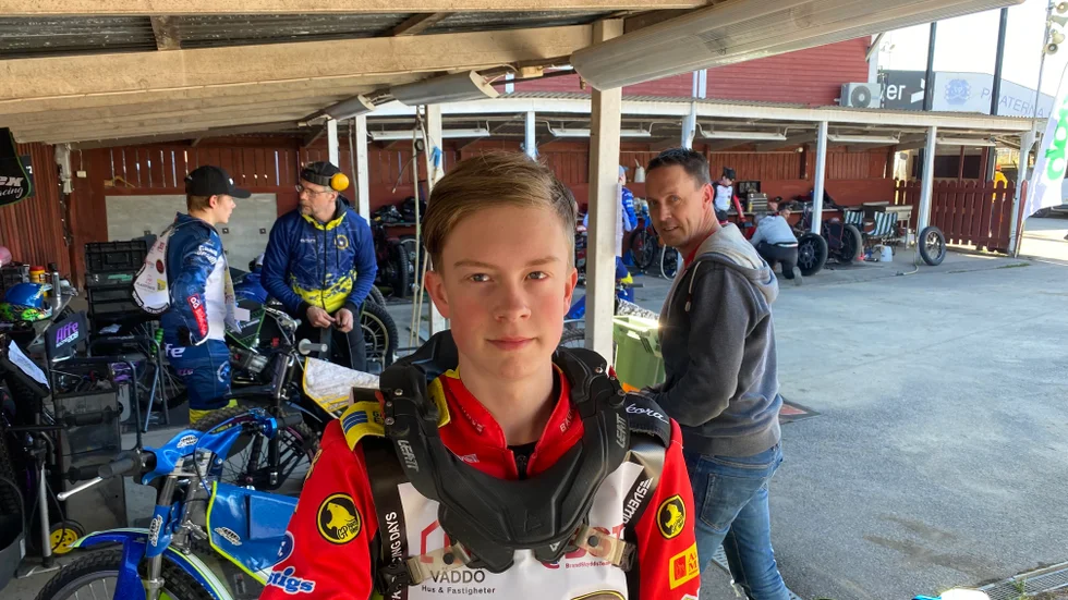 Speedwayläger. Albin Sigvardsson från utanför Gislaved är 15 år och en av svensk speedways talanger i 250 kubik. "Sladda är kul", säger han på plats på läger i Motala.