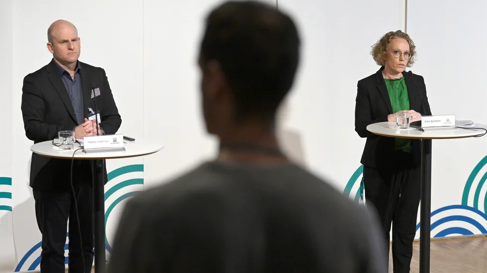 Mattias Fredricson, enhetschef på Socialstyrelsen, och Britta Björkholm, avdelningschef på Folkhälsomyndigheten, vid torsdagens pressträff.