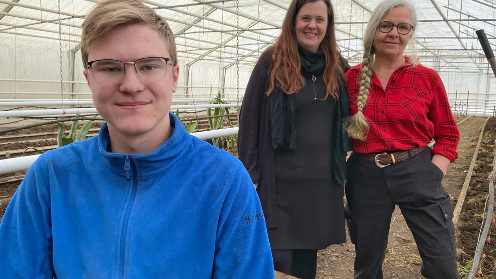William Kindlund kom till Hornudden för drygt ett år sedan. Bakom honom, i det växthus som inom en inte allt för avlägsen framtid ska rymma tusentals tomater i olika färger och former, står Michaela Paul och Karin Sjöstedt.