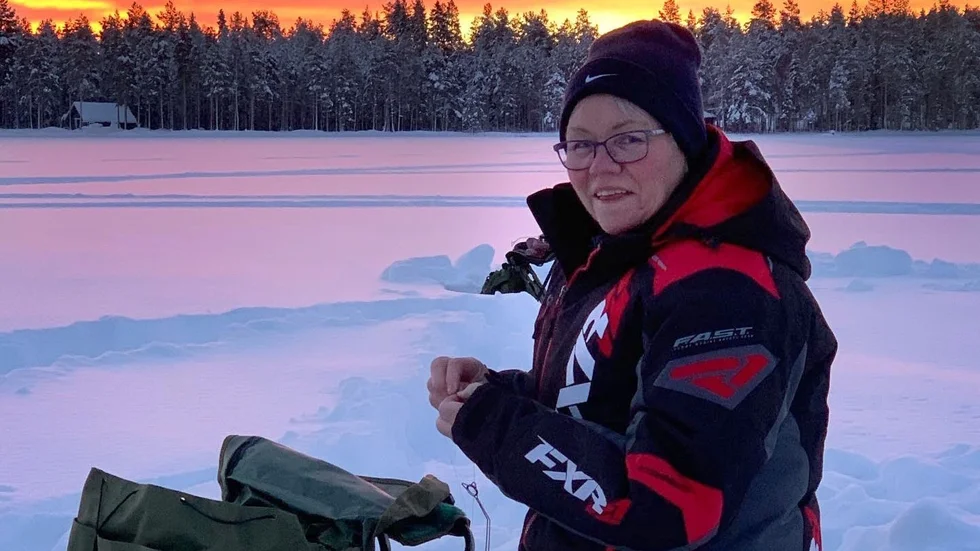 Mats Carlén fångade sin fru Eivor på bild när hon pysslade på med pimpelutrustningen. 