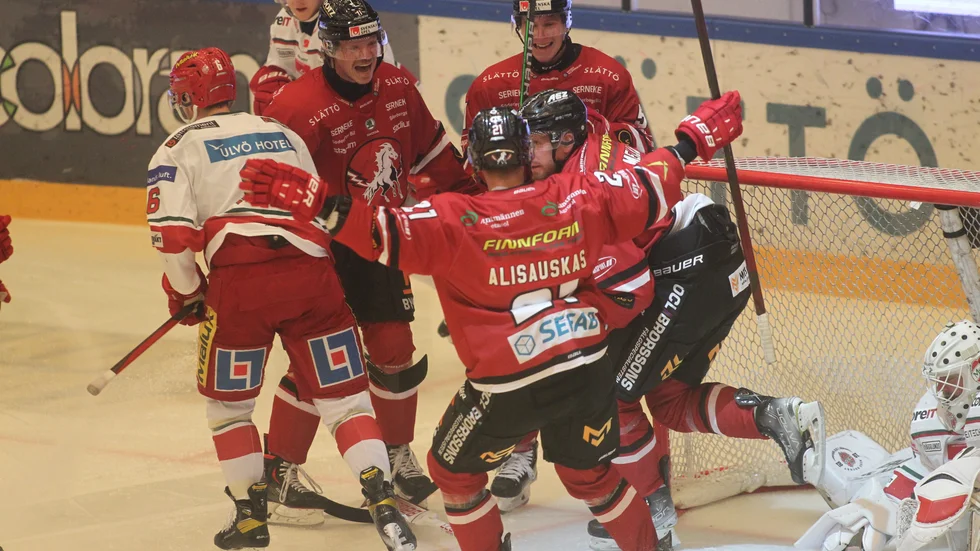 Gints Meija brakade själv in i kassen efter sitt mål. Här är han på väg upp för att fira med Rihards Marenis, Josh Wilkins och Nerijus Alisauskas.