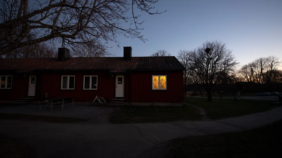 Styrs verkligen Litteratursverige från en folkhögskola i Uppland? Viktor Andersson ser fröet till en konspirationsteori i Johan Heltnes nya bok "Sympati för djävulen".