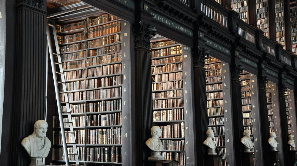 Dark academia-anhängare lockas av gamla vackra bibliotek, som det på Trinity College i Dublin.