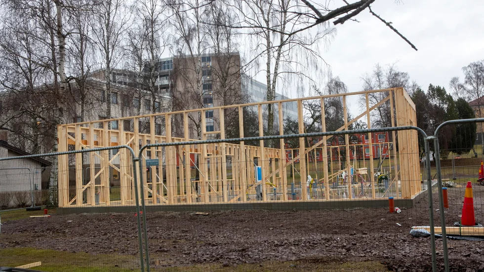 Ett nytt LSS-boende byggs just nu i parken nedanför lasarettet. Vid årskiftet räknar företaget Klaragården att sex pesoner ska flytta in.