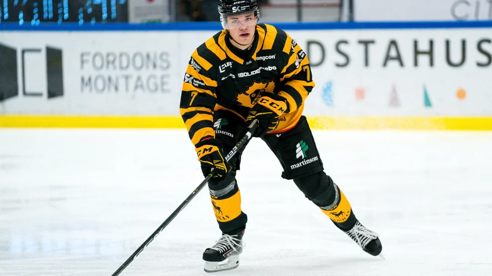 Oscar Eriksson har kallats hem från BIK Karlskoga. Han får göra årsdebut i SHL under mellandagarna.