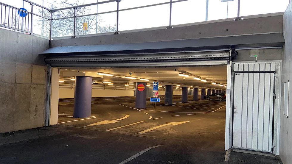 En pojke i 15-årsåldern blev överkörd av en a-traktor inne i parkeringsgaraget på resecentrum i Strängnäs.