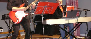 Glada skratt på julfesten     
