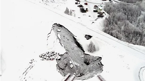 Ett slukhål har uppstått i närheten av Dennewitz och transportvägar har fått ändras. 