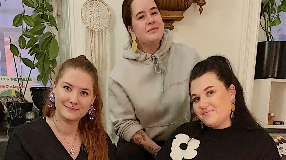 Ida Lönnström tillsammans med kompisarna Amanda Wiberg och Tove Oxfort   som samtliga gläds åt det gensvar som insamlingen till Musikhjälpen har fått.