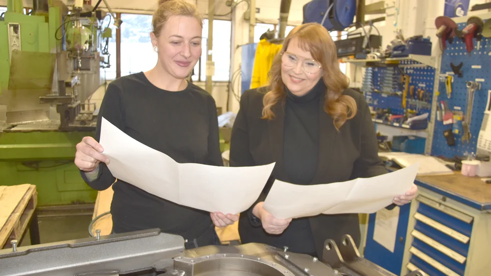 Amanda Asplund (t v) diskuterar med Nymeks vd Erica Frohm på företaget i Mjövattnet.