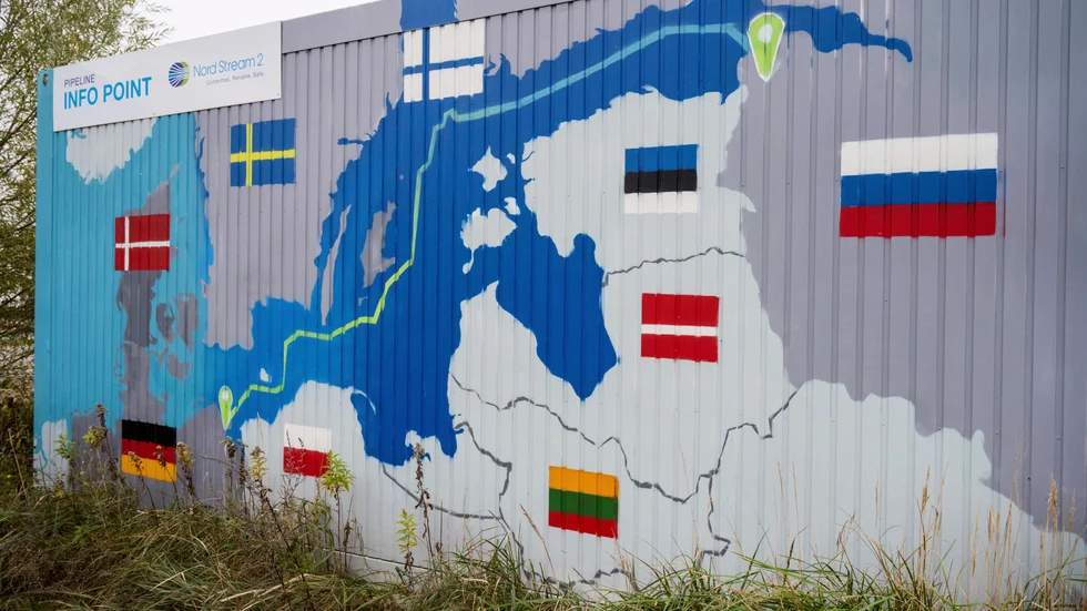 "Förpliktigad. Pålitlig. Säker", står det på en skylt där gasen från Nord Stream 2 är tänkt att tas emot i tyska Lubmin. Arkivbild