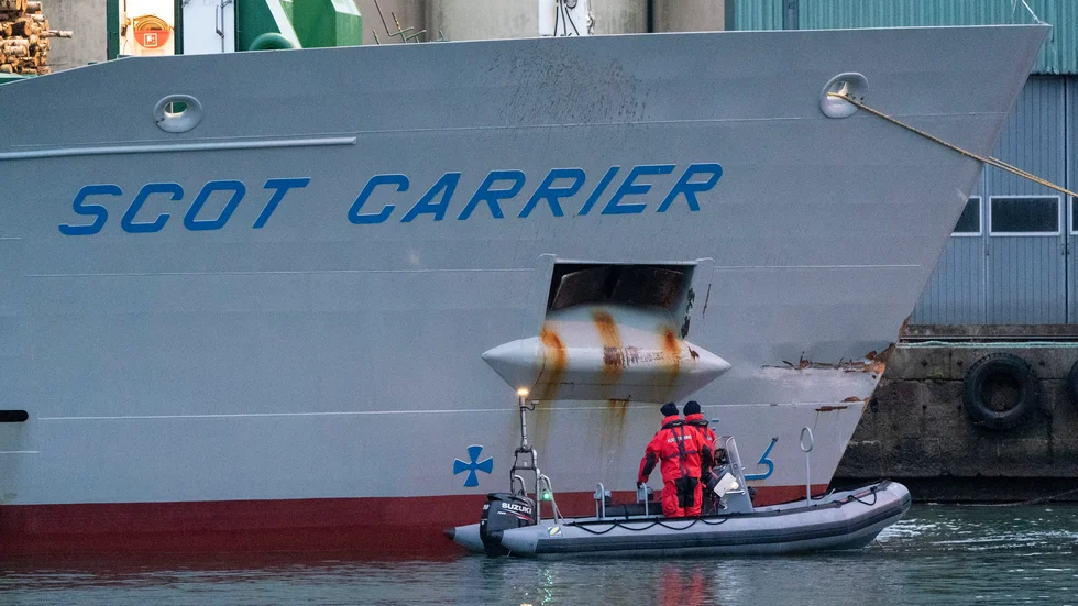 Personal från Kustbevakningen undersöker det skadade fartyget Scot Carrier i hamnen i Ystad tidigare i veckan.
