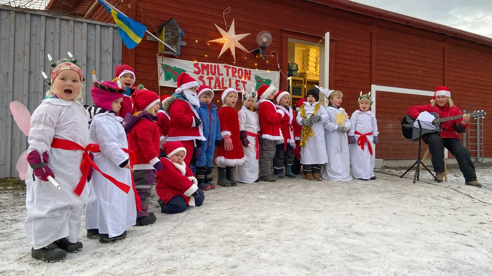 Förskolan Smultronstället firar lucia.