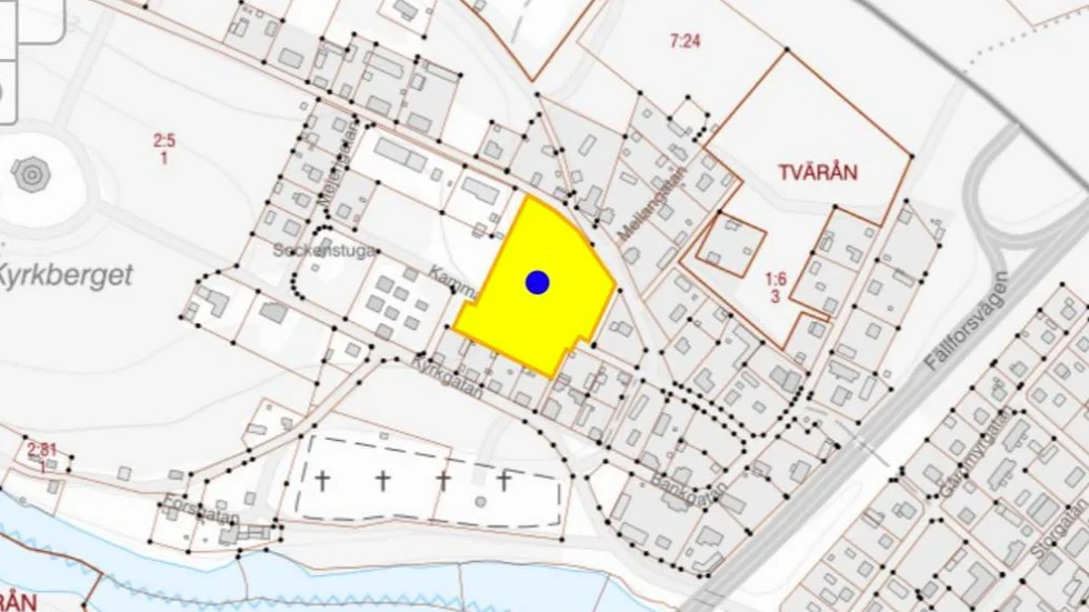 Tomten (markerad med gult) ligger mellan kyrkan och E4 i västra Byske. Längst i söder syns Byskeälven. 