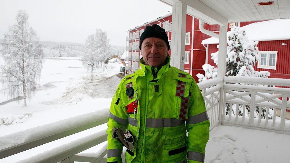 Per Isaksson, räddningschef i beredskap, är redo att rycka in med personal och pumpar om vattnet når hotellet. Han tycker att väderprognosen bådar illa.