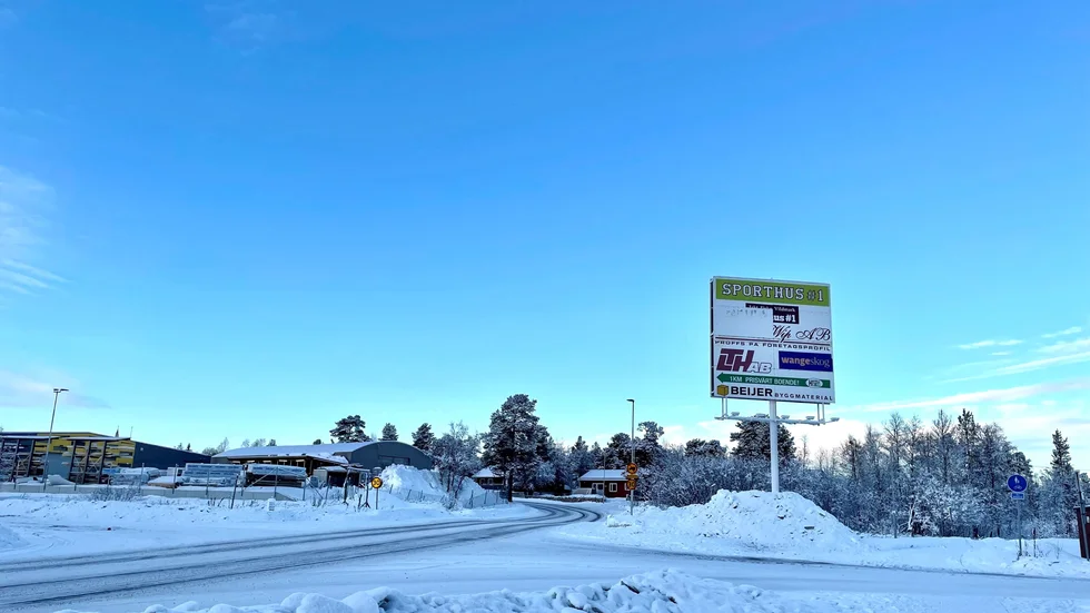 Nu ska skylten bort. Kommunen köper den av ägaren som förbinder sig att ta bort den. Då kan kommunen gå vidare med vägplanerna. 