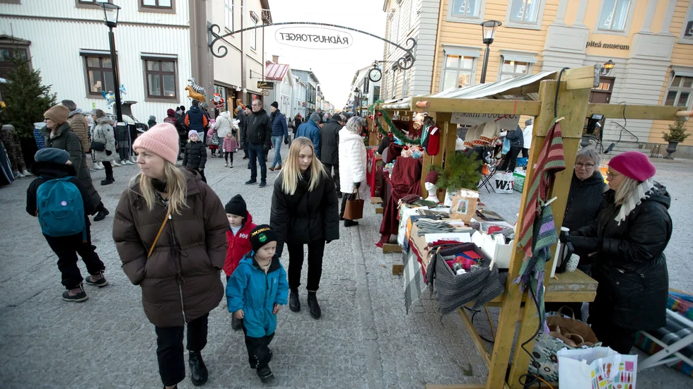 Insändarskribenten vill att Rådhustorget i Piteå ska göras mer levande med olika julmarknader.