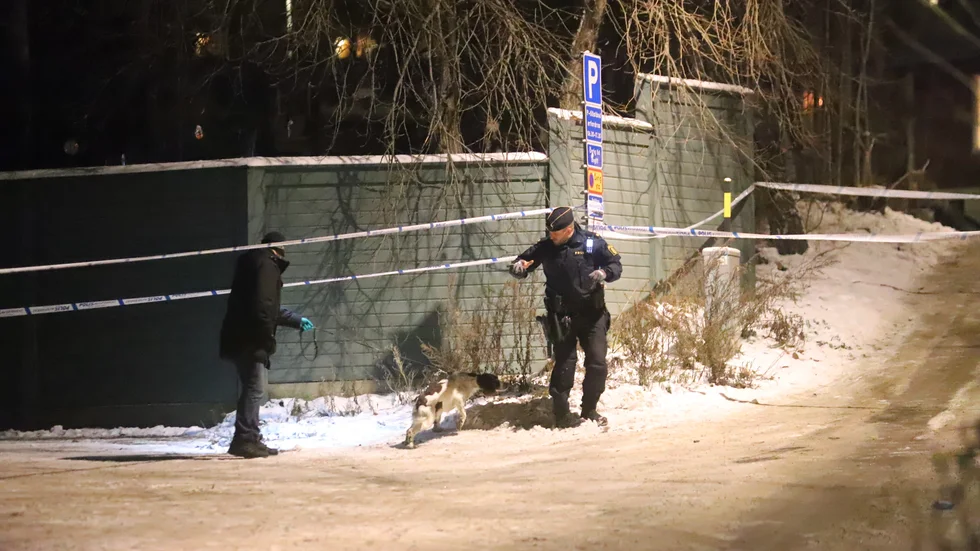 Polis vid platsen i Stuvsta där en man i ett fordon sköts på onsdagskvällen.