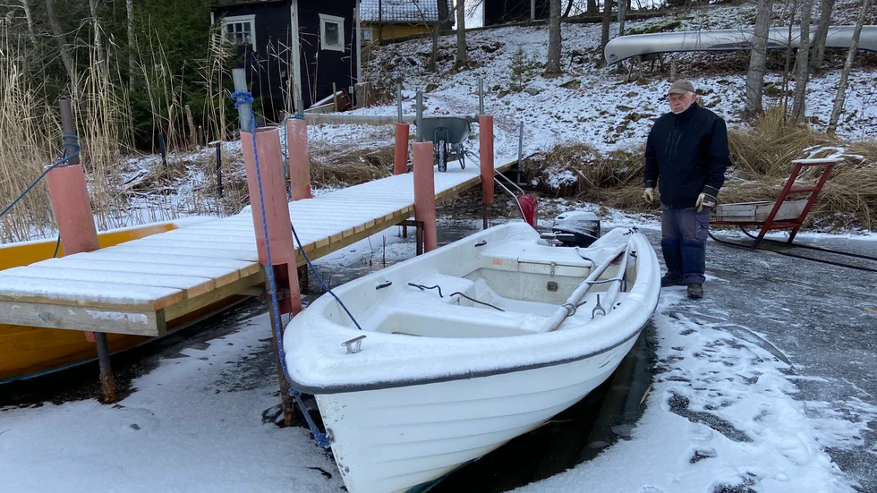 Långhalsen är sänkt så pass mycket att det blir rejäla skillnader när varor ska lyftas ur båtarna på ön Lillebo. Båtarna används dessutom som isbrytare innan isen bär att gå på.  