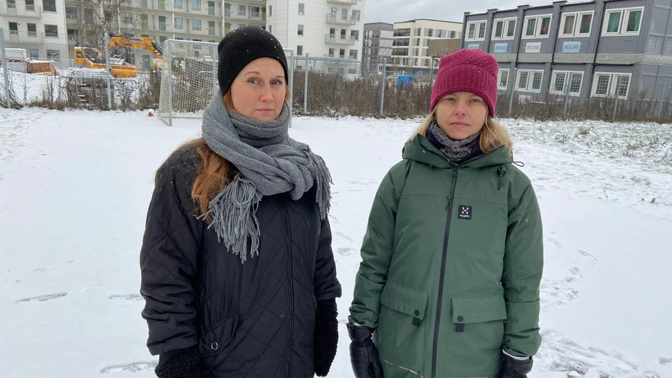 Utbyggnaden i delar av Bäcklösa blir betydligt tätare än kartorna visade när Josefin Forss (t v) och Kristine Höglund bestämde sig för att flytta in. De är besvikna på byggherrens och kommunens agerande. 